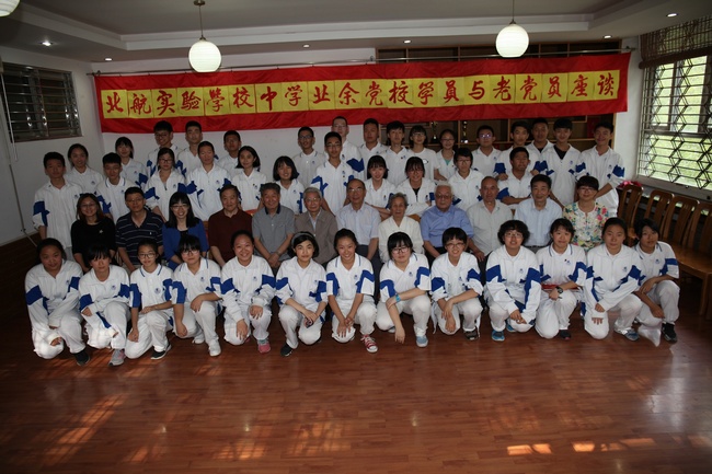 与老党员合影留念.jpg
